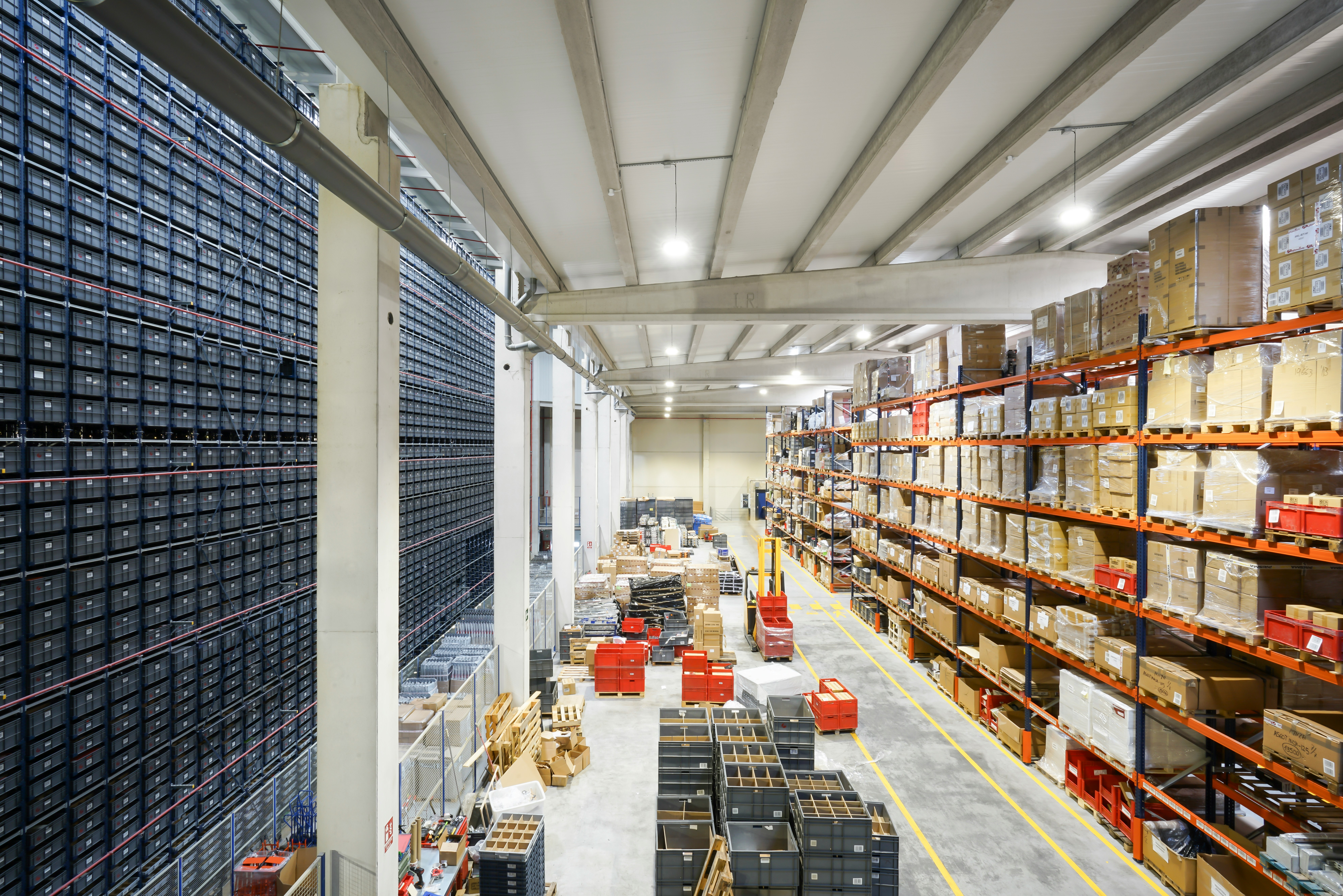 stock-warehouse-boxes--aCrA9FmT8Y
